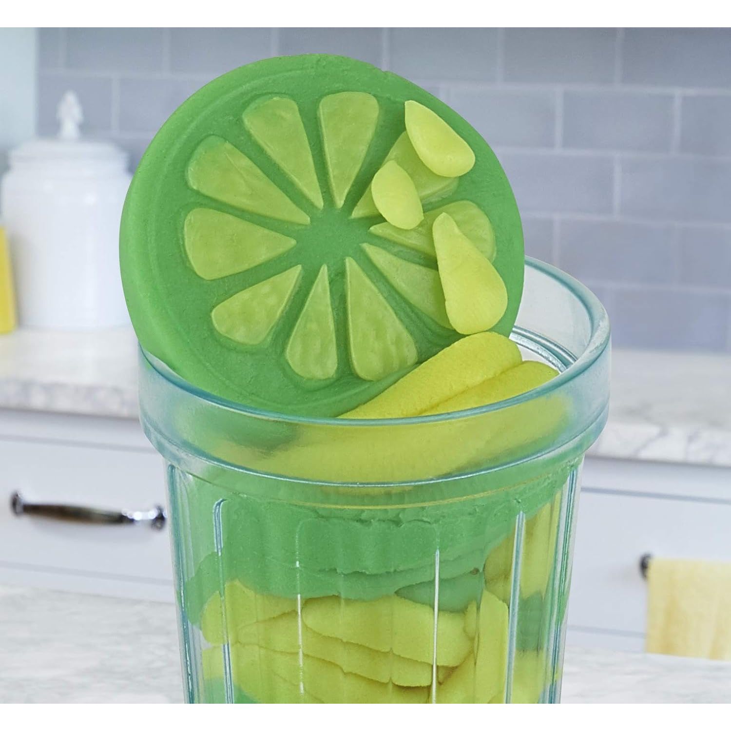 Play-Doh Kitchen Creations Juice Squeezin' Toy Juicer for Kids 3 Years and Up with 4 Non-Toxic Colors