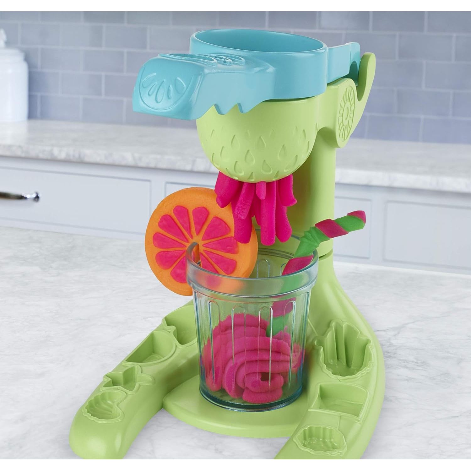Play-Doh Kitchen Creations Juice Squeezin' Toy Juicer for Kids 3 Years and Up with 4 Non-Toxic Colors